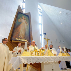 Vergoldetes Kreuz - Bildwerk des Kruzifixes Vergoldetes Kreuz - Bildwerk des Kruzifixes