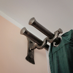 Schmiedeeiserne Gardinenstange im Einfamilienhaus – Detailansicht Schmiedeeiserne Gardinenstange im Einfamilienhaus – Detailansicht