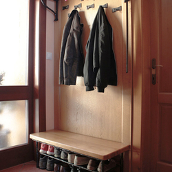 Handgeschmiedete Wandgarderobe mit dem Schuhregal – schmiedeeiserne Flurmöbel Handgeschmiedete Wandgarderobe mit dem Schuhregal – schmiedeeiserne Flurmöbel