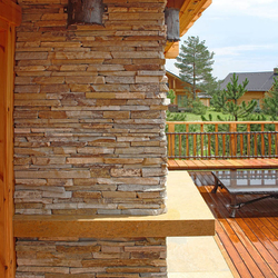 Handgeschmiedete Seitenleuchten mit dem Naturmotiv einer Rinde auf der Terrasse einer Berghtte