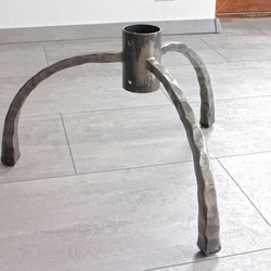 Ständer für das Weihnachtsbaum, oberflächlich mit Polieren und Lackieren bearbeitet Ständer für das Weihnachtsbaum, oberflächlich mit Polieren und Lackieren bearbeitet