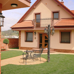 Einfamilienhaus und Garten in handgeschmiedeter Stil Einfamilienhaus und Garten in handgeschmiedeter Stil