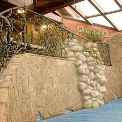 Handgeschmiedetes Terrassen- und Treppengeländer mit einem Pool bei einer Familienvilla Handgeschmiedetes Terrassen- und Treppengeländer mit einem Pool bei einer Familienvilla