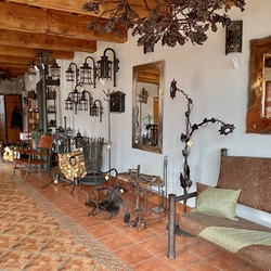 Kunstschmiede UKOVMI  Showroom  schmiedeeisernes Ledersofa, Spiegel, Leuchten, Holztrage, Accessoires ...