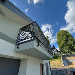 Design-Kunstschmiedegeländer am Balkon eines Einfamilienhauses Design-Kunstschmiedegeländer am Balkon eines Einfamilienhauses