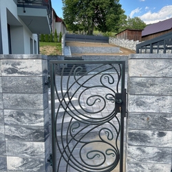Geschmiedetes Tor, hergestellt von UKOVMI für ein Einfamilienhaus – hochwertiger Zaun Geschmiedetes Tor, hergestellt von UKOVMI für ein Einfamilienhaus – hochwertiger Zaun