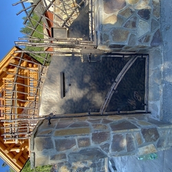 Künstlerische geschmiedete Pforte mit Blech – hochwertige Designumzäunung Künstlerische geschmiedete Pforte mit Blech – hochwertige Designumzäunung