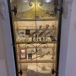 Geschmiedete Vitrine mit Glas in einem Bürgerhaus aus dem 15. Jahrhundert in Spišská Nová Ves, Slowakei Geschmiedete Vitrine mit Glas in einem Bürgerhaus aus dem 15. Jahrhundert in Spišská Nová Ves, Slowakei