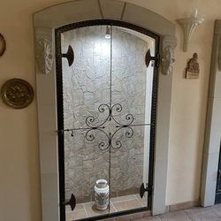 Geschmiedete Vitrine mit Glas in einem Brgerhaus aus dem 15. Jahrhundert in Spisk Nov Ves