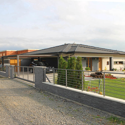 Moderner Zaun in einem Einfamilienhaus – schmiedeeiserne Umzäunung in modernem Stil Moderner Zaun in einem Einfamilienhaus – schmiedeeiserne Umzäunung in modernem Stil