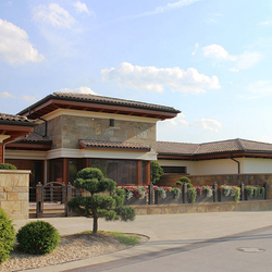 Exklusiver, schmiedeeiserner Zaun mit Blumenkästen – moderner Zaun an einem Einfamilienhaus Exklusiver, schmiedeeiserner Zaun mit Blumenkästen – moderner Zaun an einem Einfamilienhaus