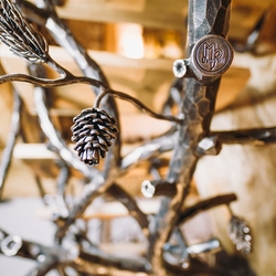 Einzigartiges, handgeschmiedetes Innengeländer 'Baum-Kiefer' im Detailanblick Einzigartiges, handgeschmiedetes Innengeländer 'Baum-Kiefer' im Detailanblick