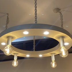 Außergewöhnlicher geschmiedeter Kronleuchter mit einer verstellbaren Kette in Weiß mit Goldpatina – Design-Pendelleuchte Außergewöhnlicher geschmiedeter Kronleuchter mit einer verstellbaren Kette in Weiß mit Goldpatina – Design-Pendelleuchte