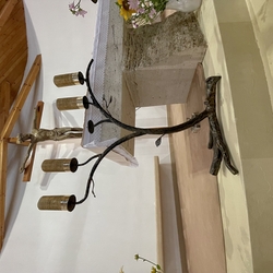 Vierarmiger Kerzenhalter in einer Kirche in der Slowakei, geschmiedet in Form eines Eichenastes