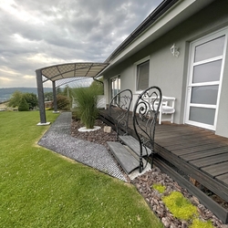 Handgeschmiedetes Geländer mit Stufen auf der Terrasse eines Einfamilienhauses - Außengeländer und Treppen Handgeschmiedetes Geländer mit Stufen auf der Terrasse eines Einfamilienhauses - Außengeländer und Treppen