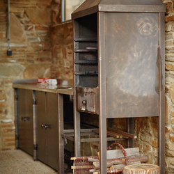 Schmiedeeiserner Außenkamin und Accessoires in einer Sommerlaube Schmiedeeiserner Außenkamin und Accessoires in einer Sommerlaube