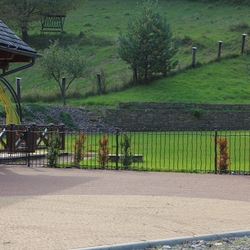 Schmiedeeiserner Zaun fr den Garten bei der Landhtte, der an die alten Zeiten der Gromtter erinnert