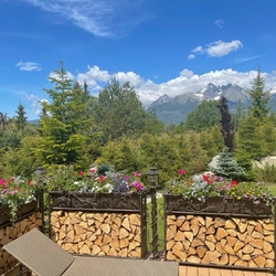 Geschmiedete Gartenleuchten als Teil des Designgelnders mit Stauraum fr Holz und Blumenksten