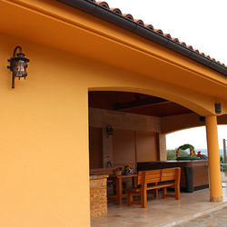 Design-Wandleuchten HISTORISCH – Seitenbeleuchtung der Terrasse eines Einfamilienhauses mit geschmiedeten Lampen Design-Wandleuchten HISTORISCH – Seitenbeleuchtung der Terrasse eines Einfamilienhauses mit geschmiedeten Lampen