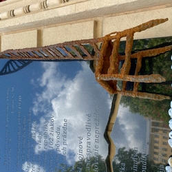 Leerer Stuhl � Gedenktafel, die als Erinnerung an die Vergangenheit und als Mahnung f�r zuk�nftige Generationen gefertigt wurde