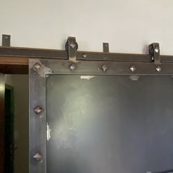 Geschmiedete Schiebetür hergestellt von UKOVMI für ein Einfamilienhaus – hochwertige Tür Geschmiedete Schiebetür hergestellt von UKOVMI für ein Einfamilienhaus – hochwertige Tür