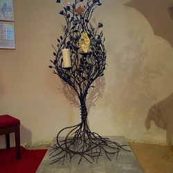 Reliquiar Rosenstrauch in der Kirche der Heiligen Elisabeth von Ungarn in Hermanovce, Slowakei Reliquiar Rosenstrauch in der Kirche der Heiligen Elisabeth von Ungarn in Hermanovce, Slowakei