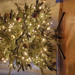 Hochwertiger geschmiedeter Ständer für belebtes Weihnachtsbaum – modernes eckiges Design Hochwertiger geschmiedeter Ständer für belebtes Weihnachtsbaum – modernes eckiges Design