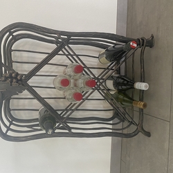 Geschmiedete Vinothek mit Motiv der Rebe – geschmiedetes Möbel für Liebhaber des Weines Geschmiedete Vinothek mit Motiv der Rebe – geschmiedetes Möbel für Liebhaber des Weines