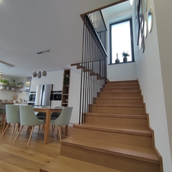 Geländer für die Innentreppe – modernes geschmiedetes Geländer Geländer für die Innentreppe – modernes geschmiedetes Geländer