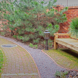 Der beleuchtete Garten lädt zu einem Bummel ein. Außenbeleuchtung – geschmiedete Pfahllampe für Gärten und Parks. Der beleuchtete Garten lädt zu einem Bummel ein. Außenbeleuchtung – geschmiedete Pfahllampe für Gärten und Parks.