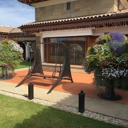 Außenblumentöpfe in Form eines Baumes, geschmiedete Schaukel und weiteres Gartenzubehör Außenblumentöpfe in Form eines Baumes, geschmiedete Schaukel und weiteres Gartenzubehör