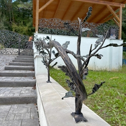 Stilvolles handgeschmiedetes Geländer und Zaun mit Waldmotiv Stilvolles handgeschmiedetes Geländer und Zaun mit Waldmotiv