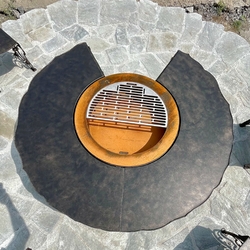 Multifunktionale Feuerstelle mit Grill und Holzaufbewahrungsraum Multifunktionale Feuerstelle mit Grill und Holzaufbewahrungsraum