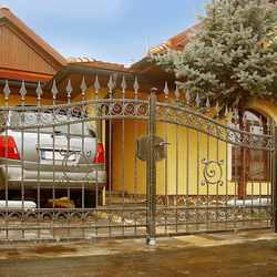 Schmiedeeiserner Zaun – Wickelmuster - exklusives Tor Schmiedeeiserner Zaun – Wickelmuster - exklusives Tor