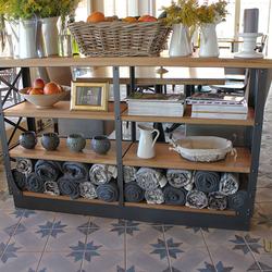 Modernes, schmiedeeisernes Regal in einem Restaurant – moderne Möbel Modernes, schmiedeeisernes Regal in einem Restaurant – moderne Möbel