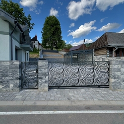 Schmiedeeisernes Schiebetor bei einem Einfamilienhaus in der Region Spiš – gefertigt nach dem Entwurf von Architekt Ing. Jozef Figlár Schmiedeeisernes Schiebetor bei einem Einfamilienhaus in der Region Spiš – gefertigt nach dem Entwurf von Architekt Ing. Jozef Figlár