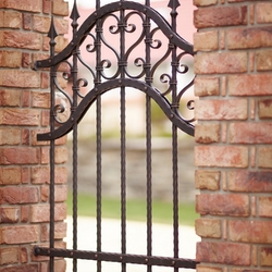 Zaunenteil – geschmiedete Umzäunung eines Einfamilienhauses Zaunenteil – geschmiedete Umzäunung eines Einfamilienhauses