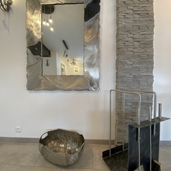 Moderne Holztrage mit Besteck + luxuriöse handgeschmiedete Schüssel aus Edelstahl Moderne Holztrage mit Besteck + luxuriöse handgeschmiedete Schüssel aus Edelstahl