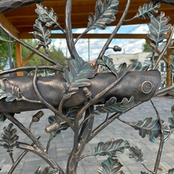 Handgeschmiedeter Briefkasten mit UKOVMI-Logo, in das Design-Geländer integriert Handgeschmiedeter Briefkasten mit UKOVMI-Logo, in das Design-Geländer integriert