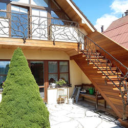 Künstlerisches Geländer hergestellt für eine Hütte in Liptau – handgeschmiedetes Geländer mit Logo von UKOVMI Künstlerisches Geländer hergestellt für eine Hütte in Liptau – handgeschmiedetes Geländer mit Logo von UKOVMI