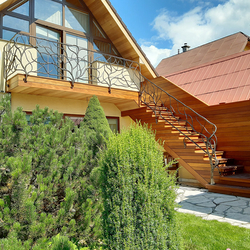 Originelles handgeschmiedetes Geländer als Schmuckstück einer Hütte – exklusives Geländer im Exterieur Originelles handgeschmiedetes Geländer als Schmuckstück einer Hütte – exklusives Geländer im Exterieur