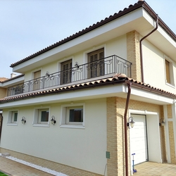 Schmiedeeisernes Balkongeländer für ein Einfamilienhaus in der Nähe von Košice Schmiedeeisernes Balkongeländer für ein Einfamilienhaus in der Nähe von Košice