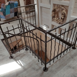 Vintage Geländer OMA – hochwertiges geschmiedetes Geländer mit dem Logo von UKOVMI Vintage Geländer OMA – hochwertiges geschmiedetes Geländer mit dem Logo von UKOVMI