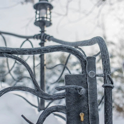 Geschmiedetes Hüttenzubehör - geschmiedetes Tor, Geländer und Beleuchtung Geschmiedetes Hüttenzubehör - geschmiedetes Tor, Geländer und Beleuchtung