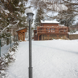 Garten-Mastleuchte KLASSIK – handgeschmiedete Außenleuchte in hoher Qualität – luxuriöse Beleuchtung einer Hütte Garten-Mastleuchte KLASSIK – handgeschmiedete Außenleuchte in hoher Qualität – luxuriöse Beleuchtung einer Hütte