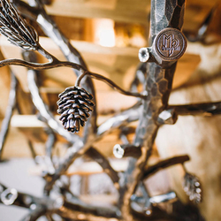 Einzigartiges, handgeschmiedetes Innengeländer 'Baum-Kiefer' im Detailanblick Einzigartiges, handgeschmiedetes Innengeländer 'Baum-Kiefer' im Detailanblick
