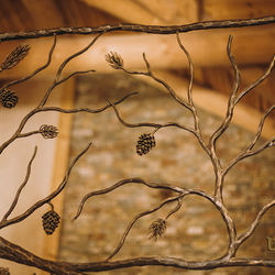 Luxusgeländer mit Nadelbaum-Motiv - Nahaufnahme - Künstlerisches Geländer Luxusgeländer mit Nadelbaum-Motiv - Nahaufnahme - Künstlerisches Geländer