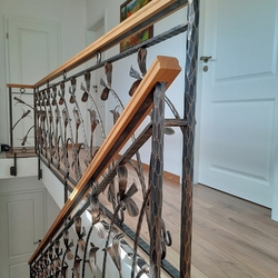 Schmiedeeiserne Innengeländer mit Holzhandlauf - Treppengeländer Schmiedeeiserne Innengeländer mit Holzhandlauf - Treppengeländer