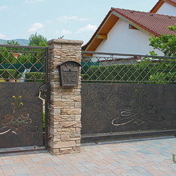 Luxuriöses, geschmiedetes Tor mit handgeschmiedeten Briefkasten Luxuriöses, geschmiedetes Tor mit handgeschmiedeten Briefkasten