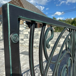 Geschmiedetes Tor mit dem UKOVMI-Siegel in Schwarz mit grüner Patina Geschmiedetes Tor mit dem UKOVMI-Siegel in Schwarz mit grüner Patina